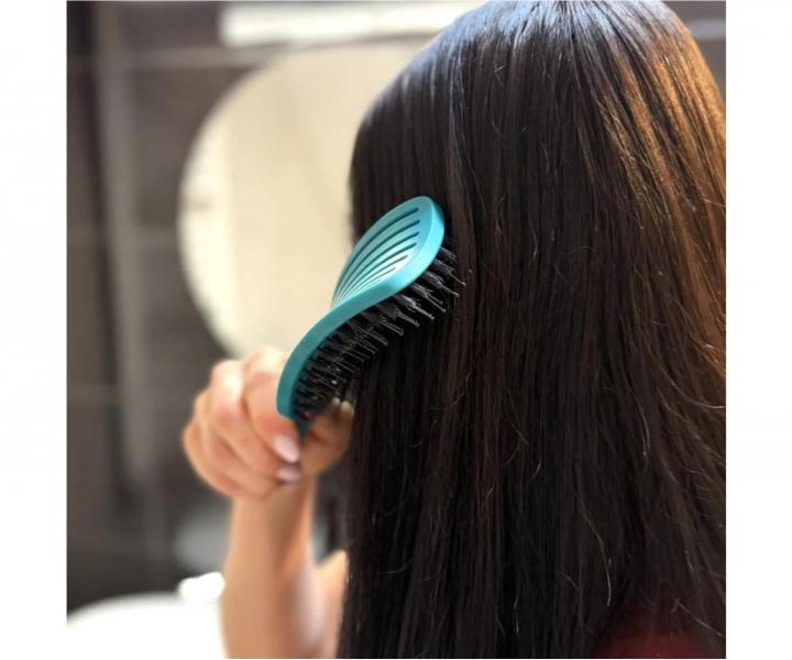 Szczotka do rozczesywania i suszenia w�os�w z w�osiem dzika i nylonowym Sister Young Ovia Hair Brush - ciemnozielona