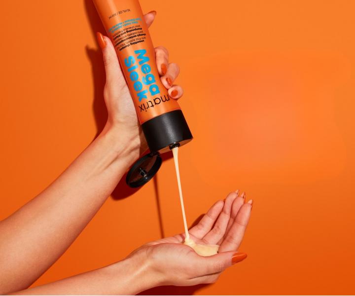 Szampon wyg�adzaj�cy do w�os�w niesfornych Matrix Mega Sleek Smoothing Shampoo - 300 ml