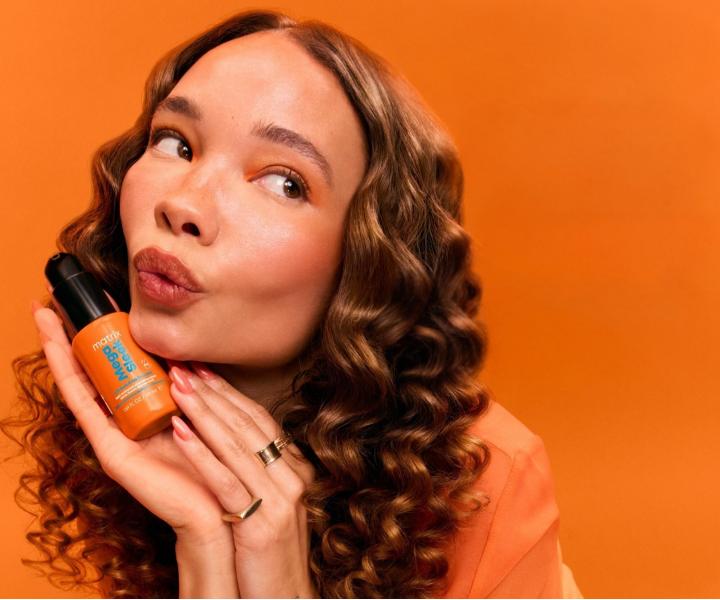 Wyg�adzaj�ce serum termoochronne do w�os�w niesfornych Matrix Mega Sleek 96H Anti-Frizz TopCoat Serum - 50 ml