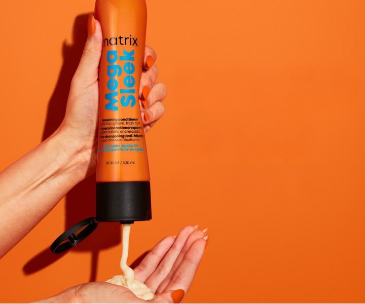 Od�ywka wyg�adzaj�ca do w�os�w niesfornych Matrix Mega Sleek Smoothing Conditioner