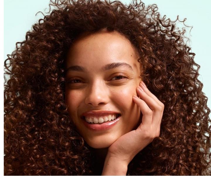 Nawil�aj�cy spray bez sp�ukiwania do w�os�w suchych kr�conych Garnier Fructis Curls Method Shape Refresh Step 4 - 150 ml