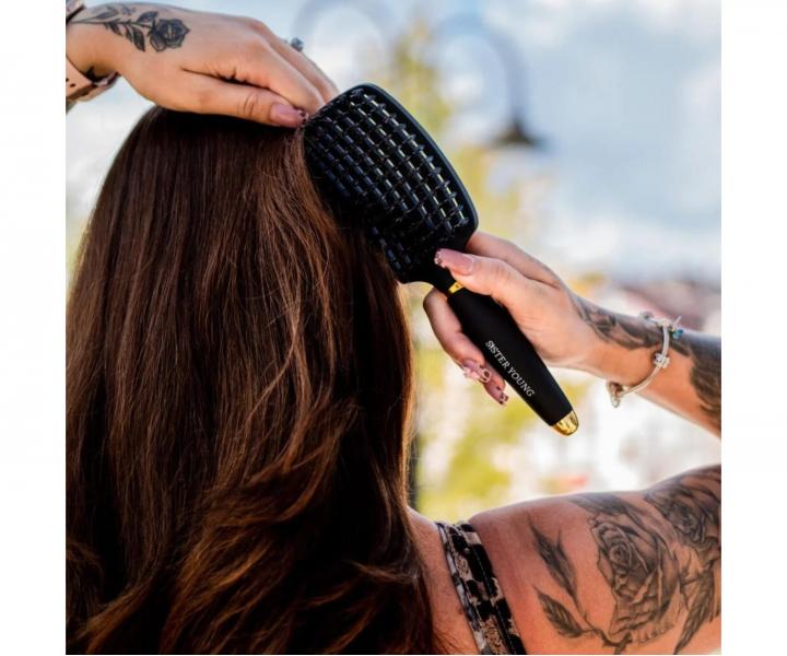 Szczotka do rozczesywania i suszenia w�os�w z w�osiem dzika i nylonowym Sister Young Ovia Hair Brush - czarna