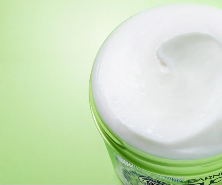 Maska do w�os�w suchych i przet�uszczaj�cych si� u nasady Garnier Fructis Hydra-Refreshing Kiwi Menthol Hair Food - 400 ml