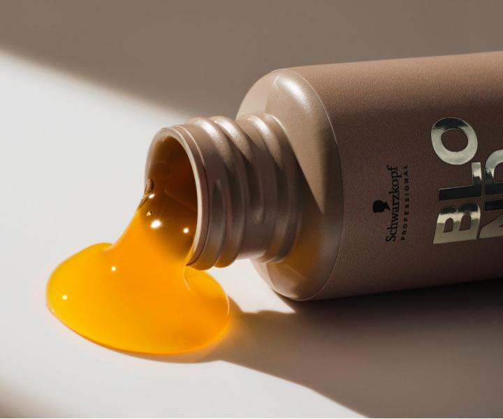 Pastelowy krem tonuj�cy Schwarzkopf Professional BlondMe Glow Toner Acidic Toner 7-01 Glossed Cedar - 60 ml - l�ni�cy cedr