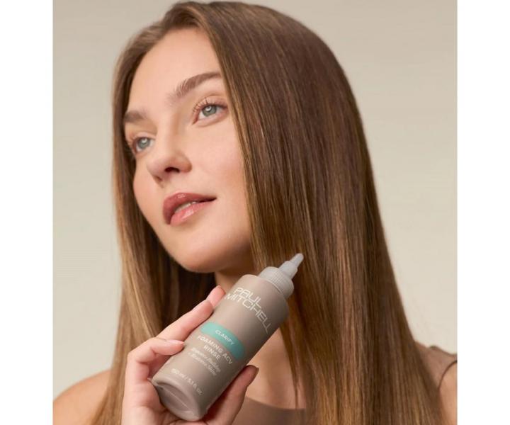Kuracja do sp�ukiwania dla czystych, �wie�ych i l�ni�cych w�os�w Paul Mitchell Clarify Foaming ACV Rinse - 150 ml