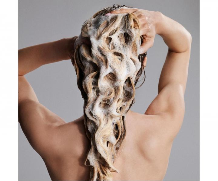 Szampon nadaj�cy po�ysk wszystkim rodzajom w�os�w Neqi Diamond Glass Shampoo - 330 ml